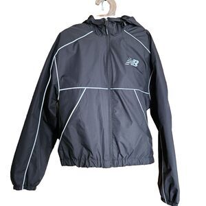New Balance NWT Women's Small Black Reflective Cropped Windbreaker Jacket Hooded